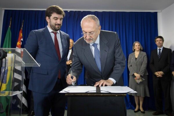 Termo de cessão do Centro Educativo Regional Centro-Oeste para a República Portuguesa é assinado